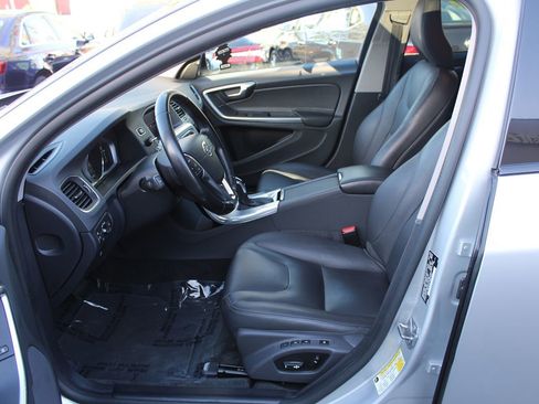 Used 2018 Volvo V60 T5 Cross Country image 19