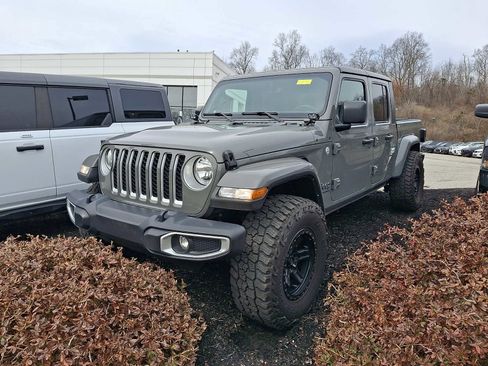 Used 2023 Jeep Gladiator Overland image 2