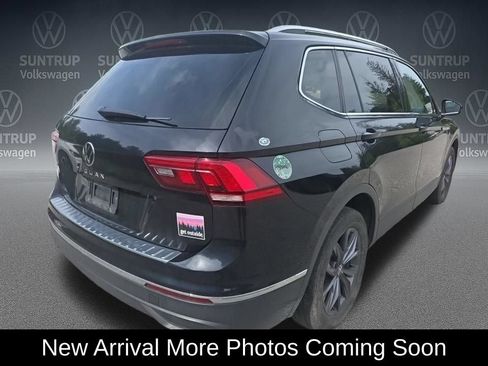 Used 2023 Volkswagen Tiguan SE w/ Panoramic Sunroof Package FWD image 3