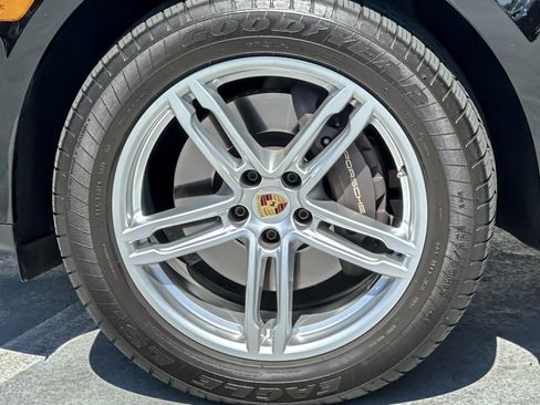 Used 2024 Porsche Macan AWD/4WD image 25