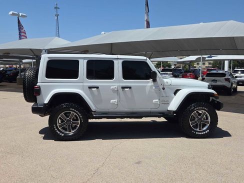 Used 2018 Jeep Wrangler Unlimited Sahara AWD/4WD image 9