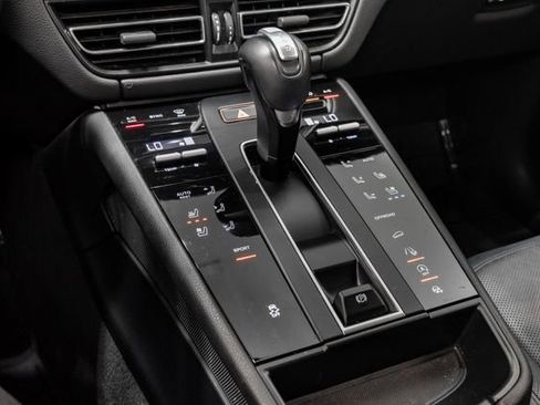 Used 2023 Porsche Macan image 17