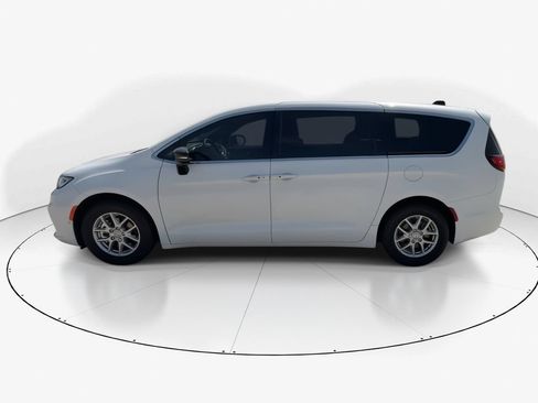 New 2026 Chrysler Pacifica Select FWD image 5