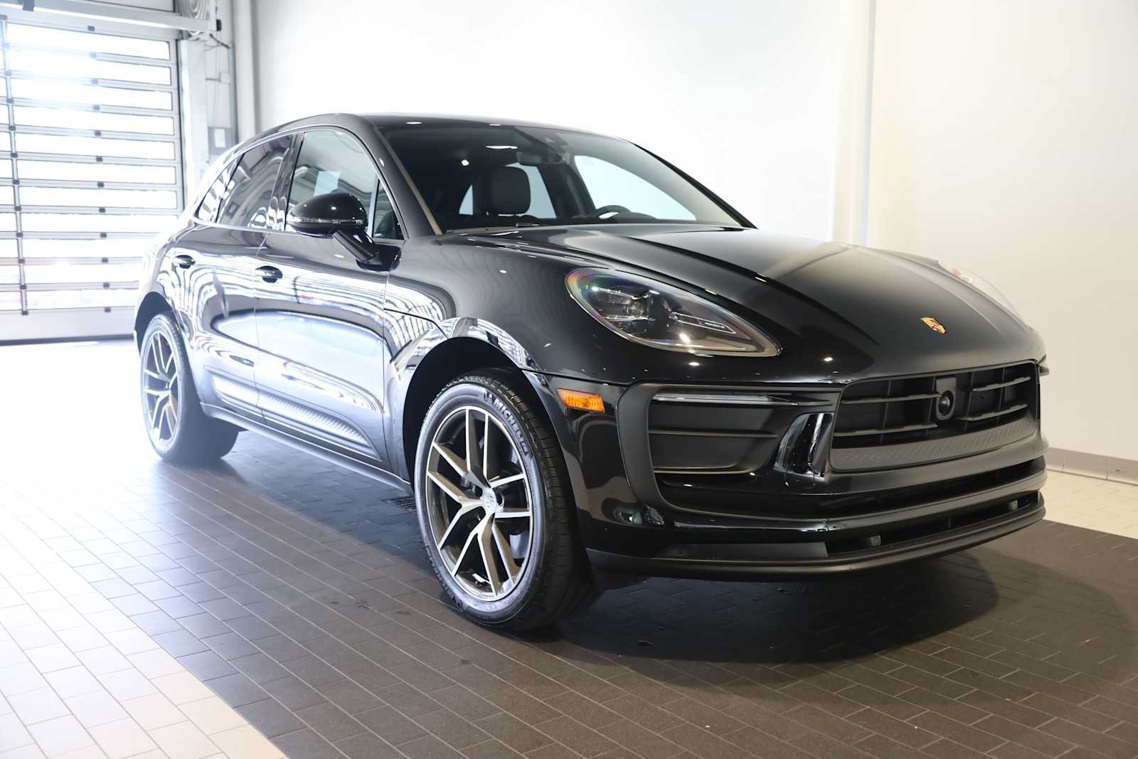 Used 2025 Porsche Macan AWD/4WD image 9