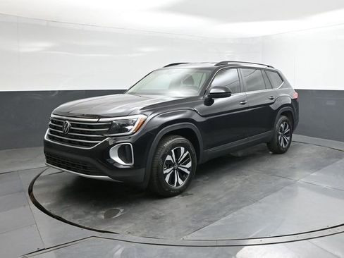 Certified 2026 Volkswagen Atlas SE FWD image 1