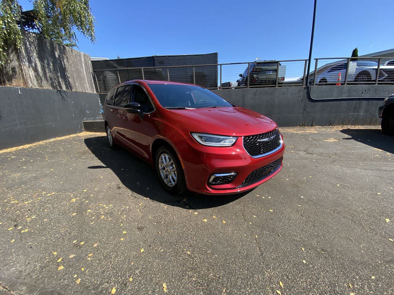 Used 2025 Chrysler Pacifica Select FWD image 8