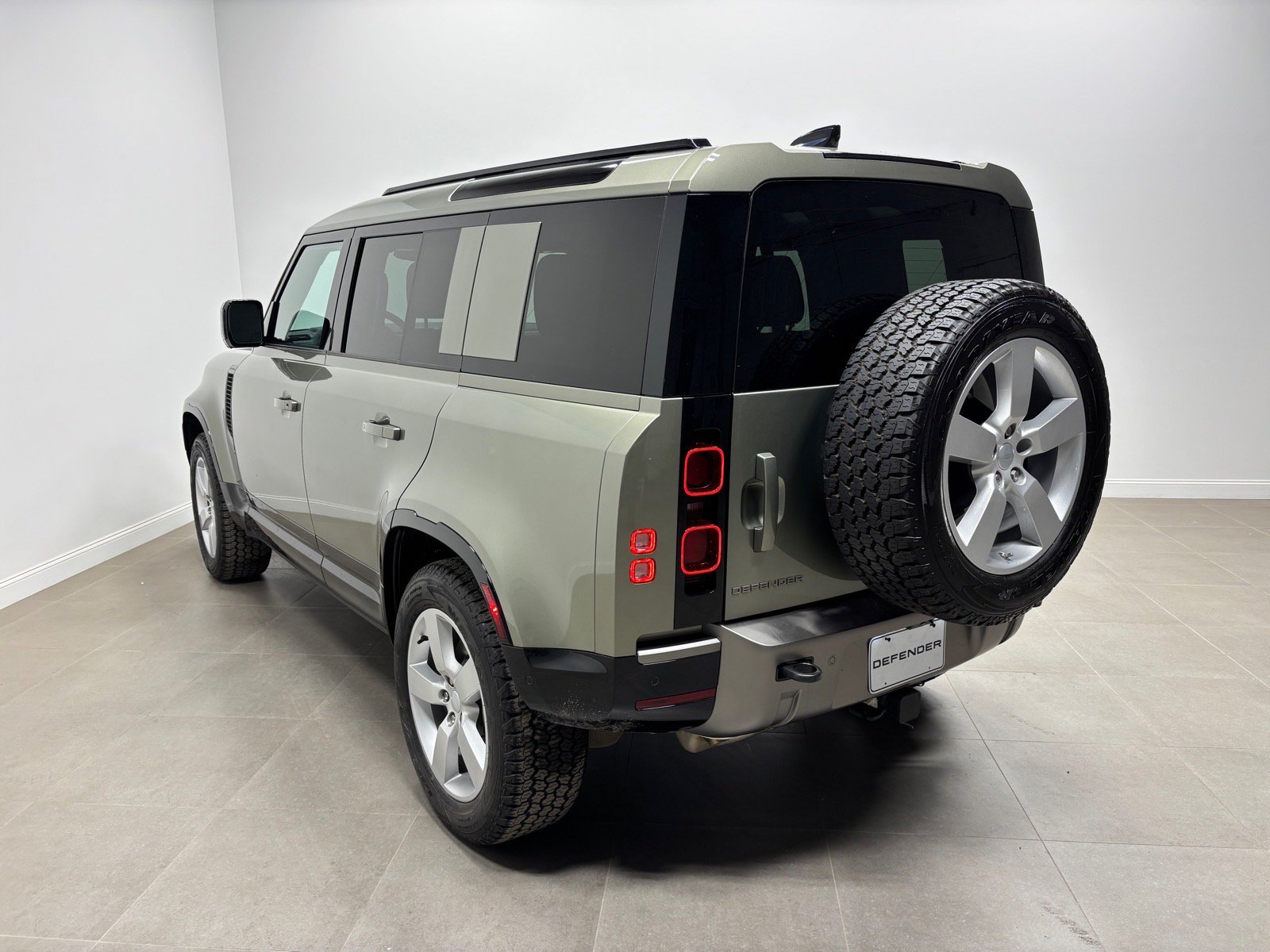 New 2025 Land Rover Defender 110 X-Dynamic SE AWD/4WD image 9
