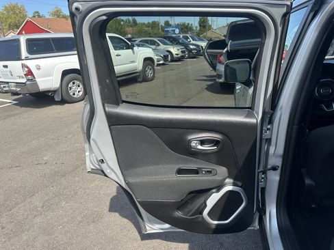 Used 2018 Jeep Renegade Latitude image 20