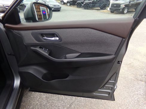 Used 2021 Nissan Rogue SV image 36