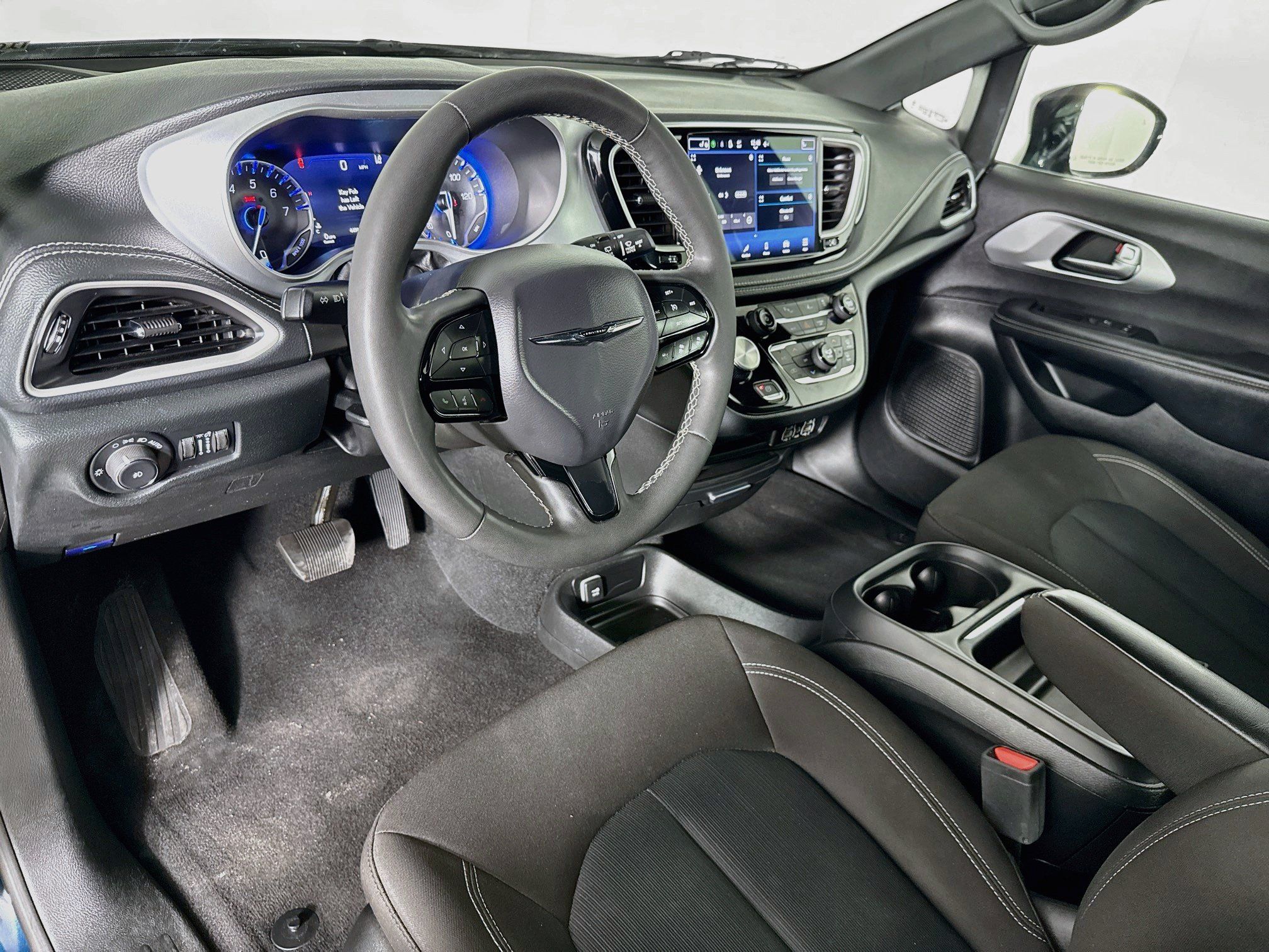 Used 2024 Chrysler Pacifica Touring FWD image 8