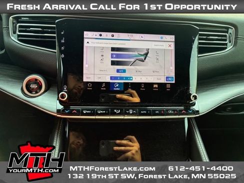 Used 2024 Jeep Wagoneer L Series III w/ Flexible Seating Group AWD/4WD image 13