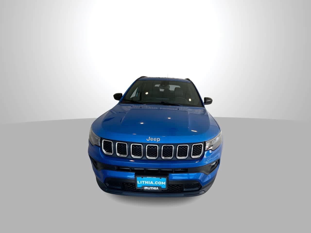 Used 2024 Jeep Compass Latitude AWD/4WD image 3