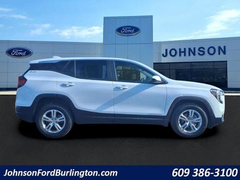 Used 2024 GMC Terrain SLE image 2