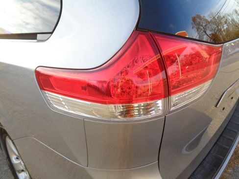 Used 2012 Toyota Sienna LE image 11