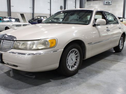 Used 1999 Lincoln Town Car Cartier RWD image 40