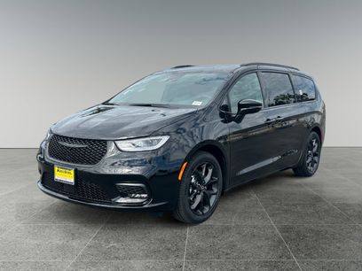 New 2026 Chrysler Pacifica Select