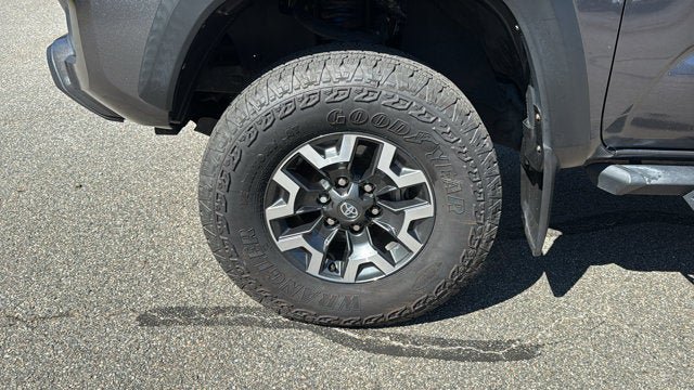 Used 2022 Toyota Tacoma TRD Off-Road AWD/4WD image 11