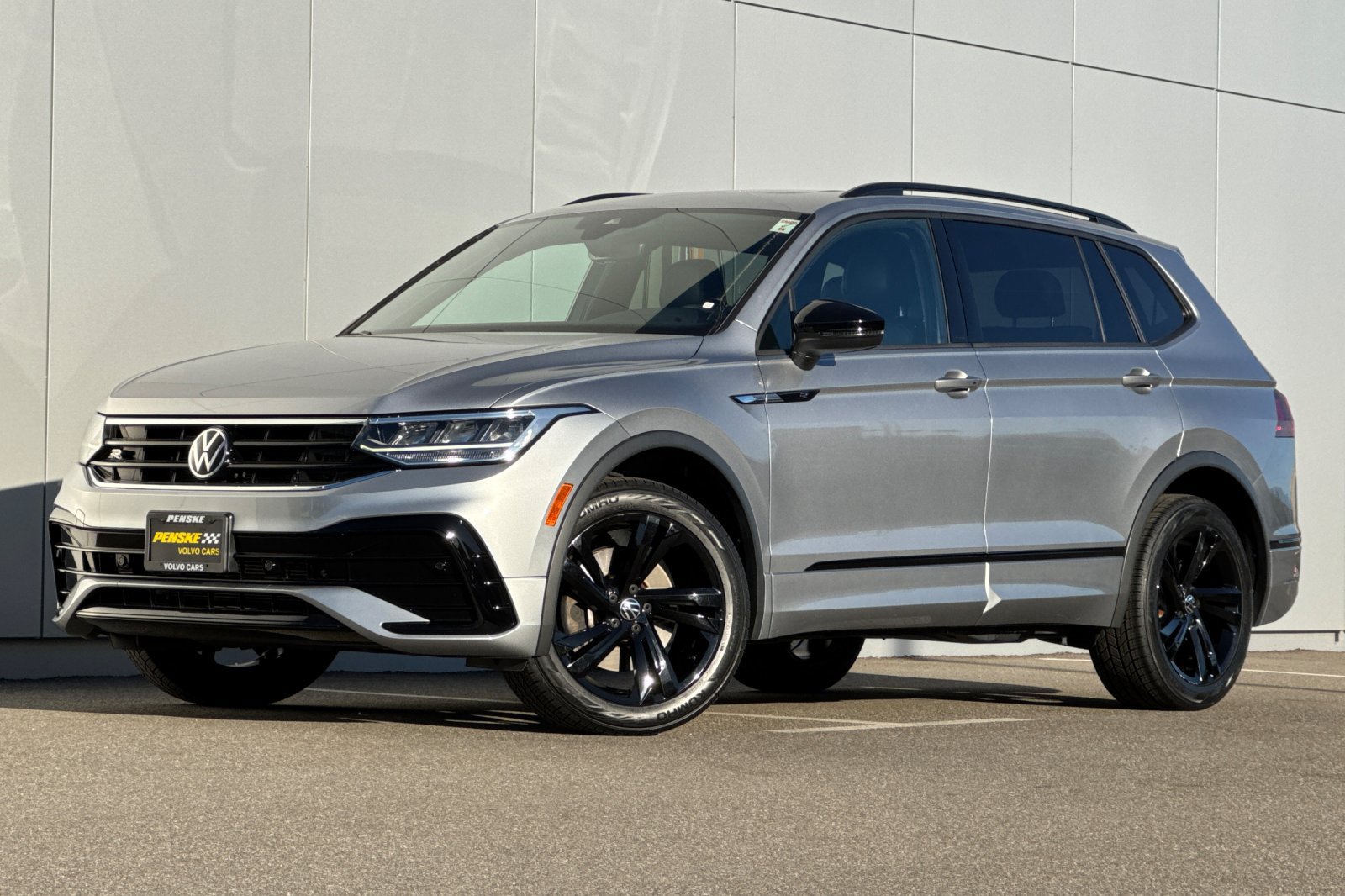 Used 2023 Volkswagen Tiguan SE R-Line FWD image 1