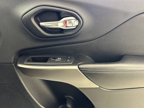 Used 2019 Jeep Cherokee Latitude Plus w/ Cold Weather Group image 20