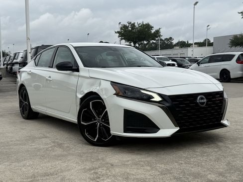 Used 2023 Nissan Altima 2.5 SR FWD image 2