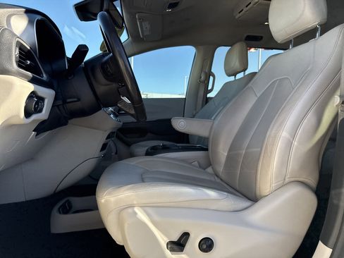 Used 2021 Chrysler Pacifica Touring-L w/ Premium & Safety Sphere Group image 17