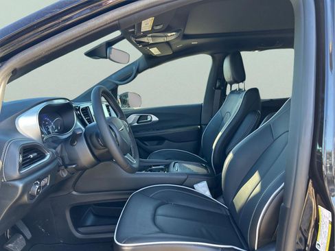 New 2026 Chrysler Pacifica Limited FWD image 9