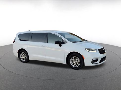 Used 2025 Chrysler Pacifica Select image 2