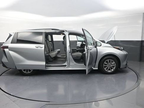 Used 2025 Toyota Sienna XLE FWD image 45