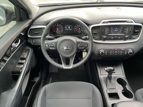 Used 2017 Kia Sorento FWD image 8