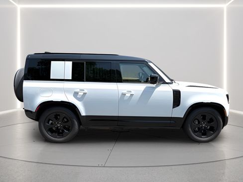 Certified 2025 Land Rover Defender 110 X-Dynamic SE AWD/4WD image 6