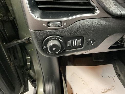 Used 2020 Jeep Cherokee Limited image 11