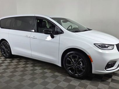 New 2026 Chrysler Pacifica Select