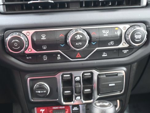 Used 2024 Jeep Wrangler Unlimited Rubicon AWD/4WD image 16