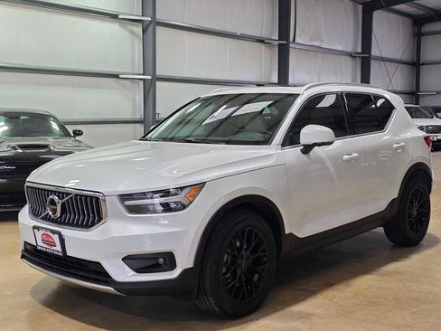 Used 2022 Volvo XC40 T5 Inscription image 1