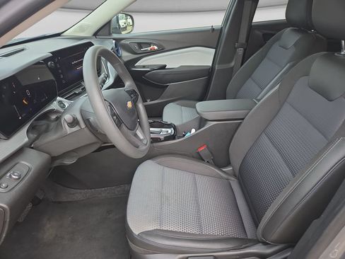 Used 2025 Chevrolet Trax LT FWD image 14