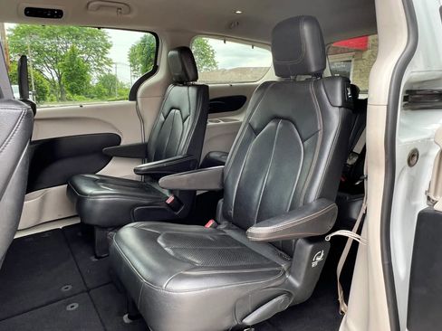 Used 2017 Chrysler Pacifica Touring-L Plus FWD image 23
