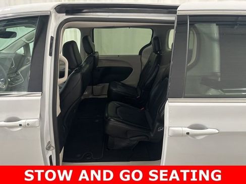 Used 2024 Chrysler Pacifica Touring-L image 13
