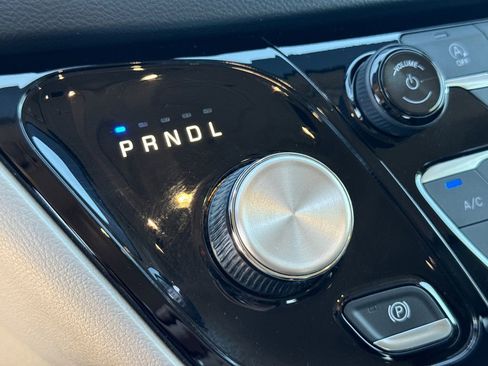 Used 2019 Chrysler Pacifica Touring-L FWD image 29