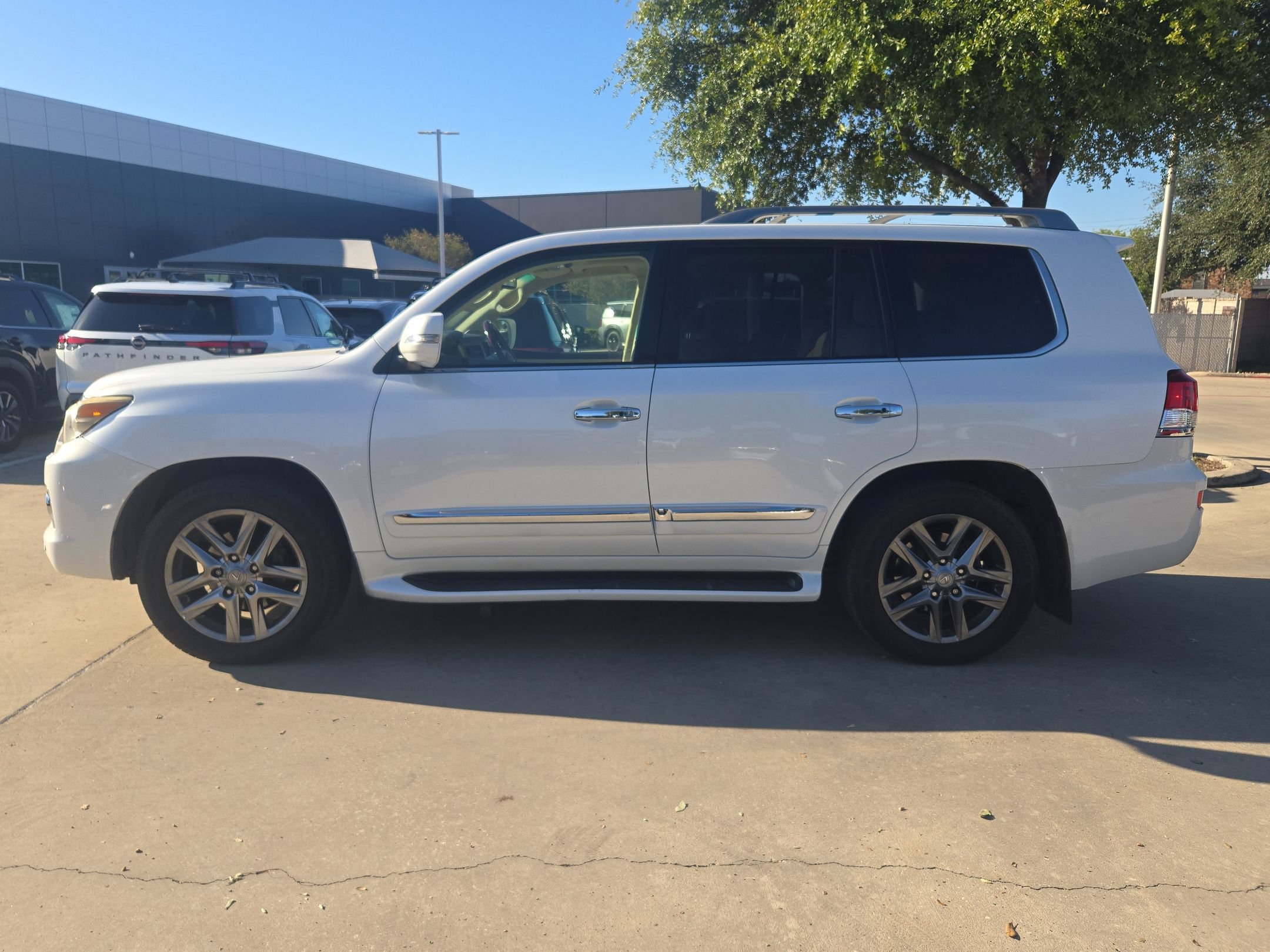 Used 2013 Lexus LX 570 4WD w/ Luxury Pkg image 6