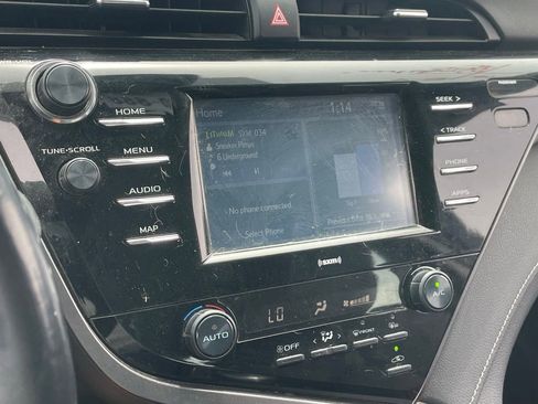 Used 2020 Toyota Camry SE w/ Convenience Package FWD image 9