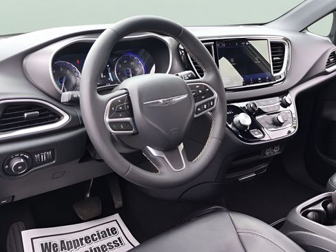 Used 2025 Chrysler Pacifica Select FWD image 13