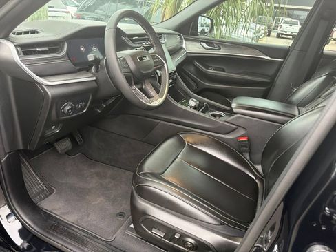Used 2024 Jeep Grand Cherokee Limited w/ Black Appearance Package AWD/4WD image 10