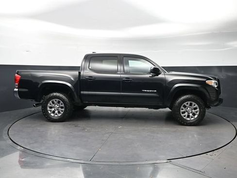 Used 2017 Toyota Tacoma SR5 w/ Tow Package RWD image 4