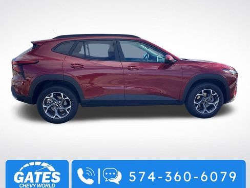 Used 2025 Chevrolet Trax LT w/ LT Convenience Package image 9