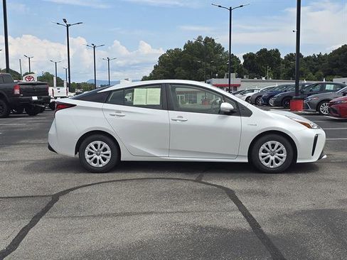 Used 2021 Toyota Prius LE image 6