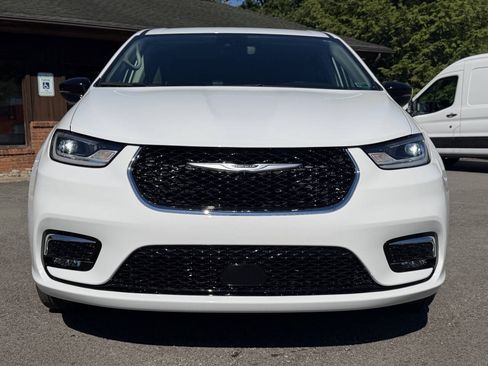 Used 2024 Chrysler Pacifica Touring-L AWD/4WD image 3