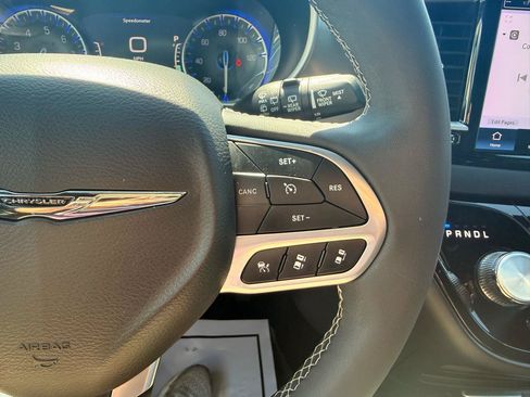 Used 2025 Chrysler Pacifica Select FWD image 15