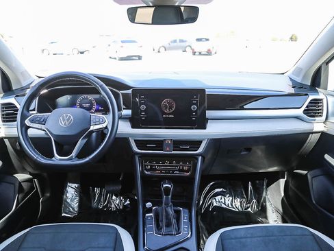 Used 2025 Volkswagen Taos SE FWD image 12