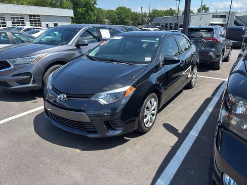 Used 2016 Toyota Corolla LE FWD image 2