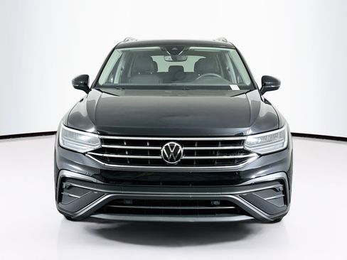 Used 2023 Volkswagen Tiguan SE w/ Panoramic Sunroof Package FWD image 2